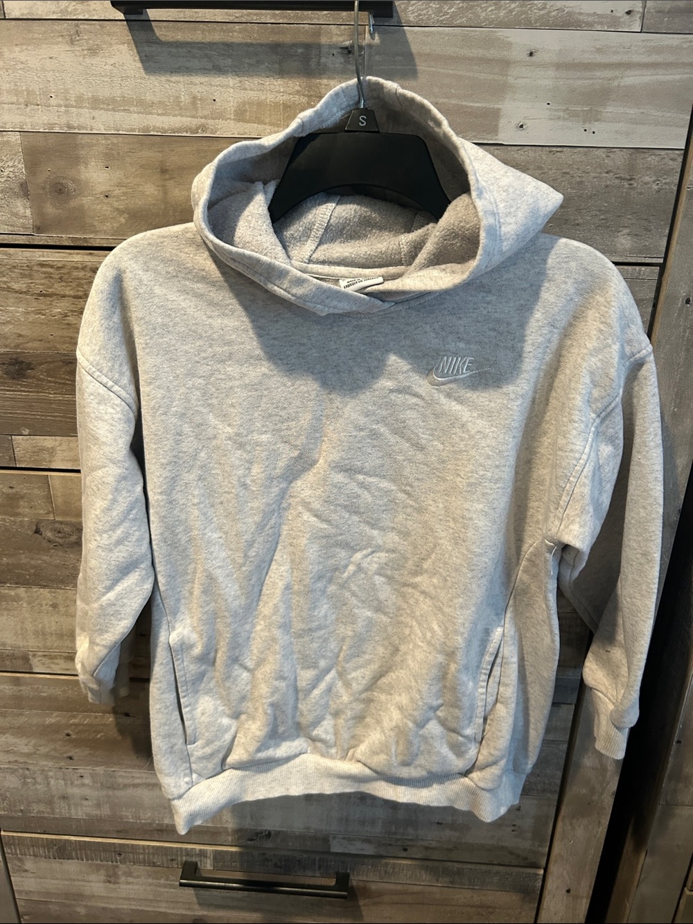 Nike Men’s Heather Gray Pullover Hoodie with Embroidered Logo